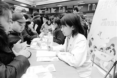 蘭州大學(xué)第一醫(yī)院舉行“新年！新高度！”兒童保健義診活動