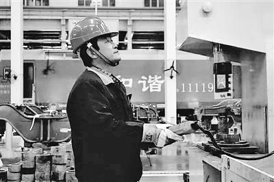 蘭州：寒夜黃河邊，他一把拉出落水大學(xué)生