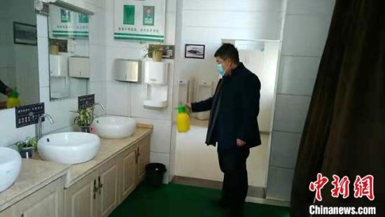 圖為2月初，工作人員對敦煌市旅游景區(qū)衛(wèi)生間進(jìn)行防疫消毒。　敦煌市委宣傳部供圖 攝