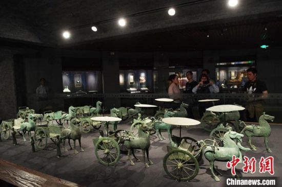 圖為甘肅省博物館展陳的東漢銅奔馬車陣。(資料圖) 楊艷敏 攝