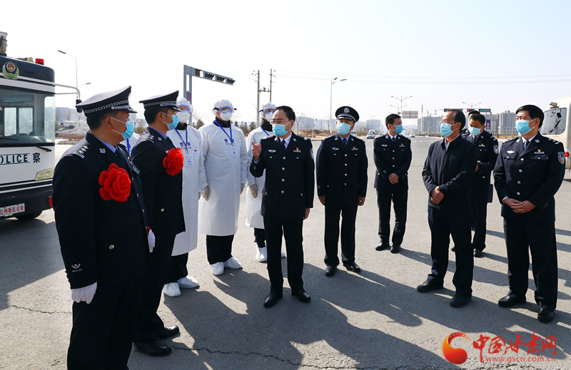 余建赴蘭州新區(qū)防疫一線(xiàn)看望慰問(wèn)執(zhí)勤民警并送獎(jiǎng)到崗（圖）
