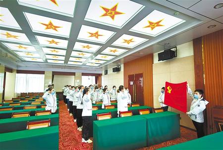 一次難得的黨課——甘肅第二、第三批援鄂醫(yī)療隊預備黨員宣誓儀式側記