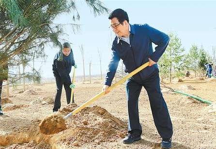 林鐸參加省城蘭州義務(wù)植樹活動(dòng)時(shí)強(qiáng)調(diào) 牢固樹立綠水青山就是金山銀山的理念 為全面建成小康社會(huì)創(chuàng)造良好生態(tài)環(huán)境 歐陽堅(jiān)孫偉等參加