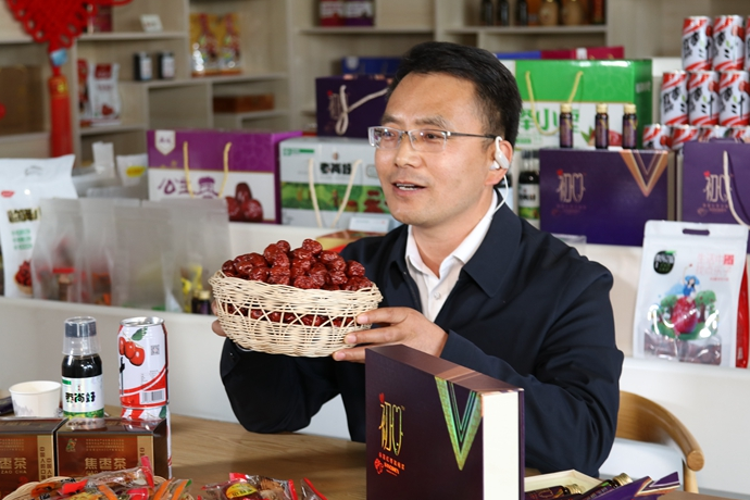 “縣長(zhǎng)直播天團(tuán)”唱響“甘貨春之聲”，售出近30種甘貨1萬余件 開進(jìn)直播間的網(wǎng)絡(luò)扶貧博覽會(huì)，受百萬網(wǎng)友點(diǎn)贊 