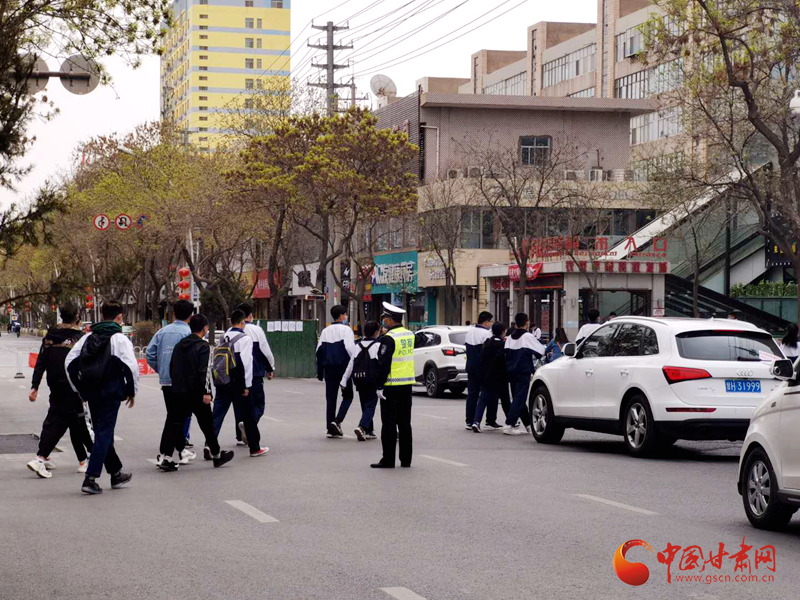 保駕護航！涼州公安交警“護學崗” 撐起“平安傘”