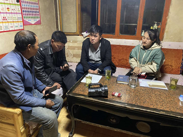 圖為木耳鎮(zhèn)紀(jì)檢干事盧建民（左三）連夜在多壩村多壩組奚連德家中了解受災(zāi)情況，排查安全隱患，并宣傳發(fā)生次生災(zāi)害的相關(guān)知識(shí)。_副本.jpg