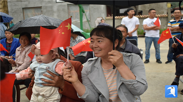 隴南市紀(jì)委監(jiān)委黨員干部與宕昌縣官亭鎮(zhèn)杜家村群眾一起慶祝黨的生日。_副本.jpg