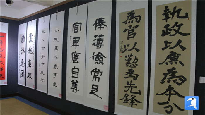 7月1日上午，定西市通渭縣紀(jì)委監(jiān)委舉辦“襄郡清風(fēng)·喜迎建黨99周年”廉政文化書畫展，共同為黨的生日獻(xiàn)禮。_副本.jpg