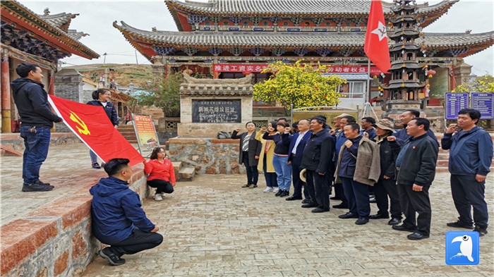 “七一”前夕，甘南州紀(jì)委監(jiān)委機(jī)關(guān)第二黨支部組織支部黨員和幫扶村黨員赴臨潭縣新城鎮(zhèn)蘇維埃舊址紅色教育基地參觀學(xué)習(xí)活動(dòng)。_副本.jpg