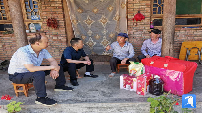 在建黨99周年來(lái)臨之際，隴南市禮縣紀(jì)委監(jiān)委在中壩鎮(zhèn)、三峪鄉(xiāng)開(kāi)展“七一”慰問(wèn)老黨員、困難黨員活動(dòng)，為他們送去組織的關(guān)懷和節(jié)日的問(wèn)候。_副本.jpg