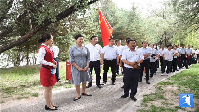 7月1日，嘉峪關(guān)市紀(jì)委監(jiān)委機(jī)關(guān)黨委在迎賓湖絲路廉潔文化主題公園舉行慶祝黨建99周年迎“七一”主題黨日活動(dòng)。_副本.jpg
