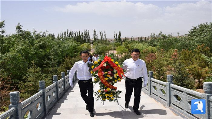 七一”前夕，白銀市紀(jì)委監(jiān)委機(jī)關(guān)黨委組織黨員來(lái)到紅軍西路軍景泰烈士陵園開(kāi)展主題黨日活動(dòng)。 朱鵬拍攝_副本.jpg