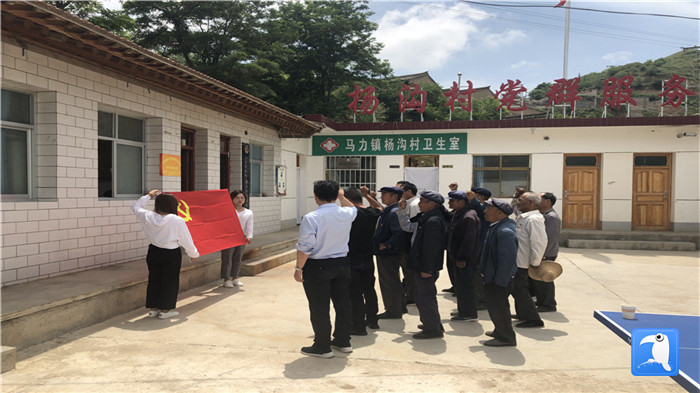 6月29日，天水市武山縣紀(jì)委監(jiān)委組織黨員干部在馬力鎮(zhèn)楊溝村重溫入黨誓詞。_副本.jpg