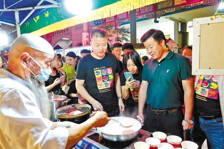 鄭州餐飲同行“打卡”金城夜市：“月光下的蘭州美食，唇齒留香”