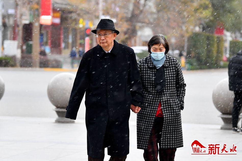 初雪來(lái)了！一起在天水街頭，共赴“白頭”！