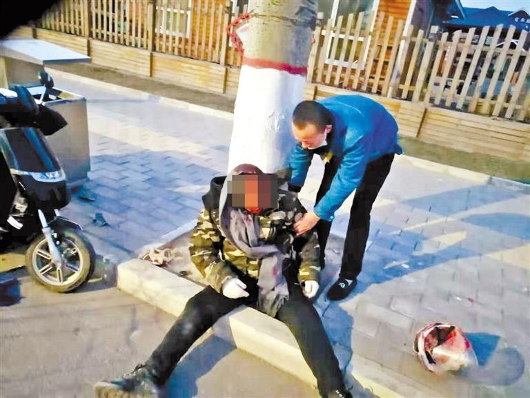 蘭州：騎摩托車男子清晨撞傷 熱心“的哥”全力救助！