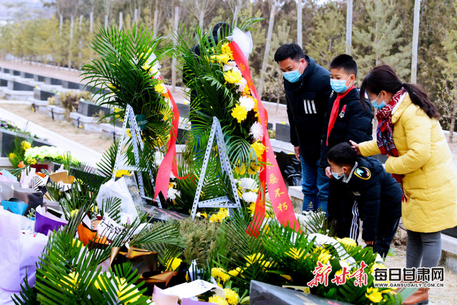 委托快遞、自發(fā)前往，社會各界在陳紅軍烈士墓前獻(xiàn)花致敬