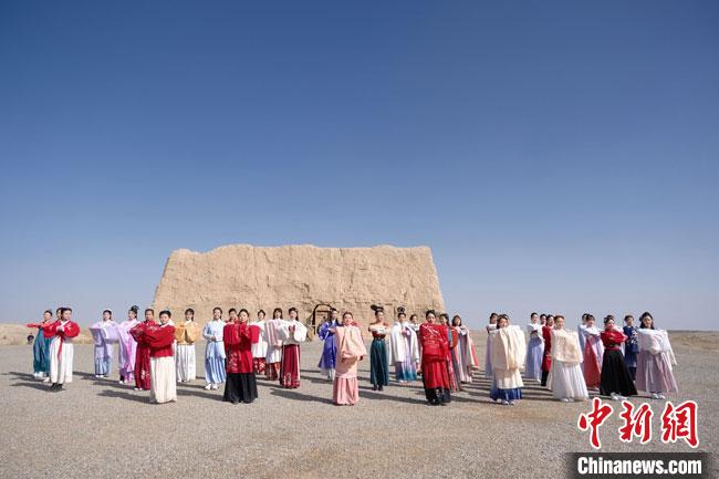 數(shù)十位身著古裝的女性通過體驗(yàn)賞漢舞、習(xí)漢禮、吟誦詩(shī)詞等中華傳統(tǒng)文化，再現(xiàn)古絲綢之路的繁華盛景?！∏窳?攝