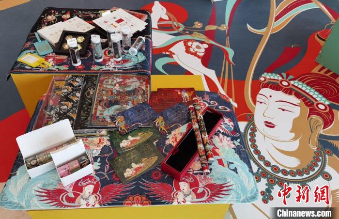 60余類敦煌主題的文創(chuàng)產(chǎn)品讓人愛不釋手?！《∷?攝