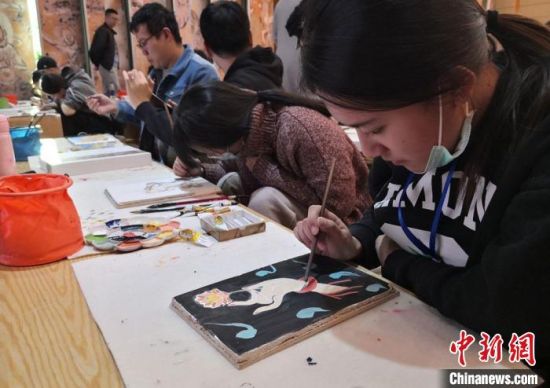 2020年10月，臺灣大學(xué)生在敦煌“莫高學(xué)堂”體驗?zāi)嗯弋嬍肿髡n。　丁思 攝