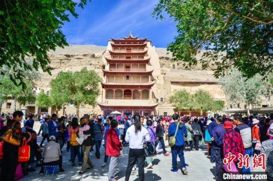 中國(guó)農(nóng)歷四月初八，敦煌民眾傳承歷史習(xí)俗，前往莫高窟燒香禮佛、祈福。(資料圖) 王斌銀 攝