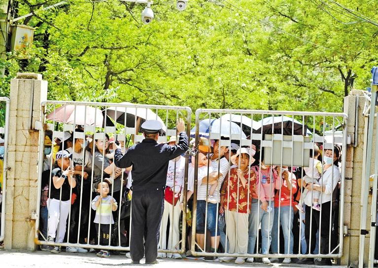 人流如潮 入園游客突破5萬 五泉山公園、蘭州市動(dòng)物園昨日臨時(shí)閉園