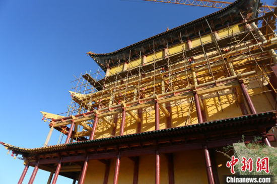 圖為5月上旬，甘肅山丹縣大佛寺內(nèi)，正在修繕中的古建筑大雄寶殿。 中新社記者 高展 攝