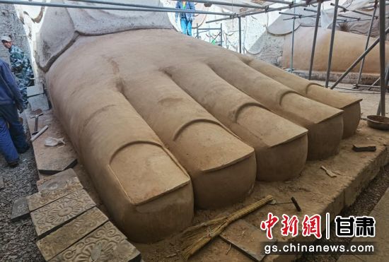 圖為中國(guó)“石窟鼻祖”天梯山石窟第13窟大佛足部與局部危巖體搶救性保護(hù)項(xiàng)目施工現(xiàn)場(chǎng)。陳曉斌 攝