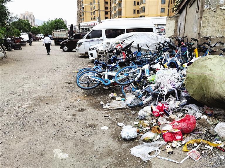 百米土路臟亂差，誰來管？經(jīng)記者協(xié)調(diào)，社區(qū)組織志愿者進(jìn)行了清理