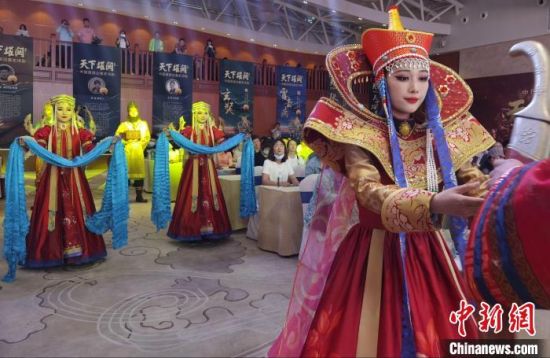 圖為中國(guó)首部邊塞史詩(shī)劇《天下雄關(guān)》首演發(fā)布會(huì)現(xiàn)場(chǎng)?！〈蘖?攝