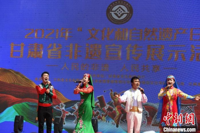 圖為甘肅臨夏回族自治州非遺傳承人演唱花兒?！钇G敏 攝