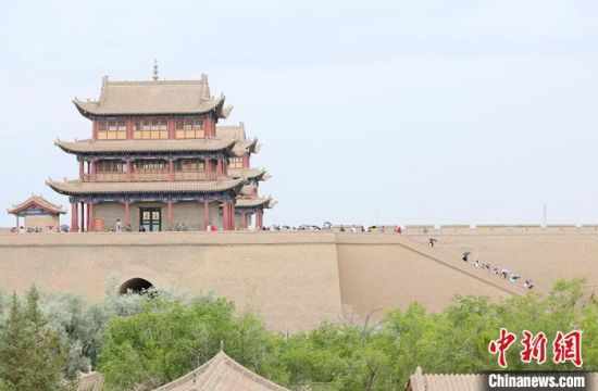 歷經(jīng)數(shù)十載保護(hù)修繕的古老關(guān)城得以延年益壽，成為了海內(nèi)外游客“絲路游”的必經(jīng)打卡地?！「哒?攝