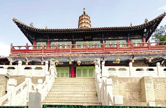 白塔寺閉門(mén)謝客，何時(shí)開(kāi)放？管理處：白塔基礎(chǔ)出現(xiàn)病害圍擋施工，預(yù)計(jì)年底前完工