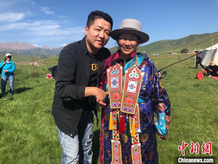 圖為拍攝紀(jì)錄片《西茂的婚禮》期間，張輝剛(左)與裕固族老人合影留念。(資料圖) 張輝剛供圖
