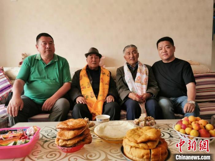 圖為張輝剛(右一)拜訪甘肅肅南縣裕固族德高望重的老人。(資料圖) 張輝剛供圖
