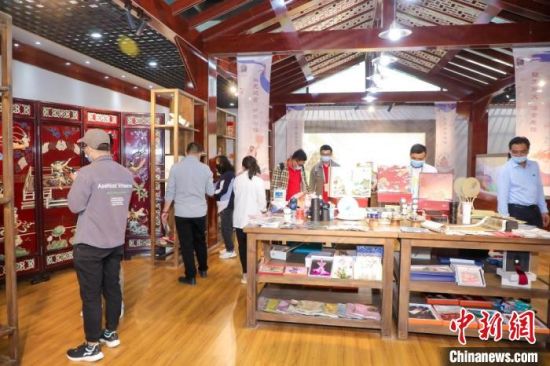 圖為甘肅“一會一節(jié)”期間，位于敦煌的天水市展館中，民眾觀賞文創(chuàng)產品?！「拭C省文化和旅游廳供圖