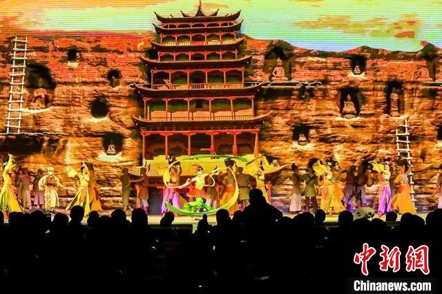 開幕式文藝展示“相約敦煌”，通過數(shù)字技術(shù)將莫高窟“搬到”演出現(xiàn)場。　甘肅省文化和旅游廳供圖