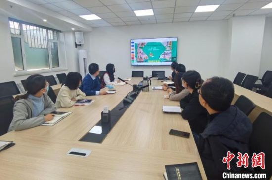 圖為甘肅教育出版社《寫給青少年的敦煌故事》叢書項目組，探討圖書封面設(shè)計?！￠Z姣 攝