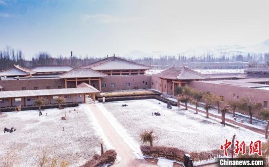 圖為雪落大漠古堡——敦煌山莊?！⊥醣筱y 攝