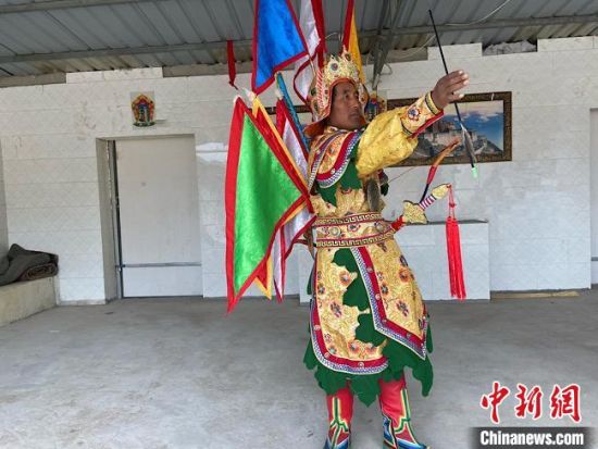 圖為完代才讓在外木村戲臺(tái)出演?！∷巫雨?攝