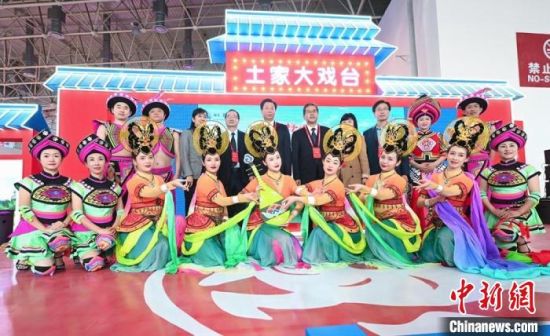 11月26日，“甘肅團(tuán)”在首屆中國(guó)(武漢)文化旅游博覽會(huì)展區(qū)的“土家大戲臺(tái)”，與“湖北團(tuán)”互訪交流?！「拭C省文化和旅游廳供圖