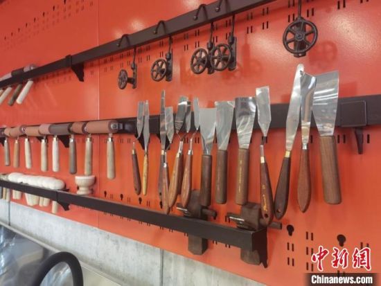 圖為徐晉林制作雕版敦煌壁畫所用工具?！￠Z姣 攝