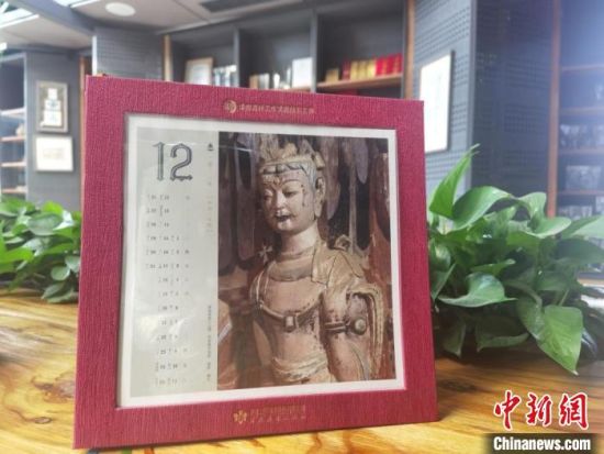 圖為徐晉林制作的敦煌題材的手工書《走進(jìn)沙漠敦煌——莫高窟與藏書票藝術(shù)》，深受讀者喜愛?！￠Z姣 攝
