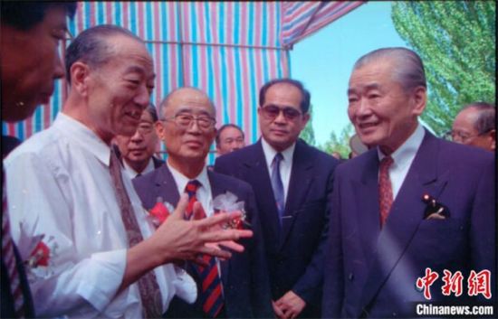 1994年8月，時任日本首相竹下登(右一)與時任敦煌研究院院長段文杰在莫高窟親切交談。中新社發(fā) 婁婕 供圖