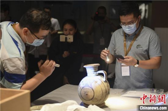 2020年6月，在長沙博物館舉行“從地中海到中國：絲路寶藏——平山郁夫絲綢之路美術(shù)館藏文物展”前，專家開箱鑒定文物。中新社記者 楊華峰 攝