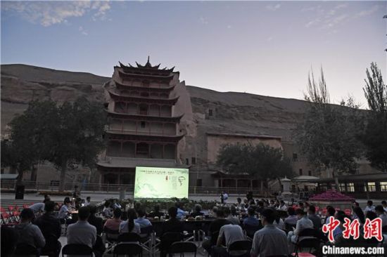 2018年8月，在敦煌莫高窟標志性建筑“九層樓”前，《回顧平山郁夫先生的貢獻》座談會舉行。來自中日兩國的專家、學(xué)者共同懷念這位情系敦煌數(shù)十載的繪畫巨匠、中日友好的文化使者、世界文化遺產(chǎn)的守護者。中新社記者 楊艷敏 攝
