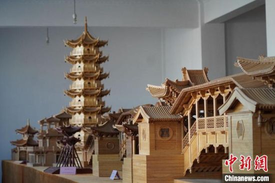 圖為古建筑模型制作技藝傳習(xí)所展廳內(nèi)的微縮古建筑作品?！【琶赖┰?　攝