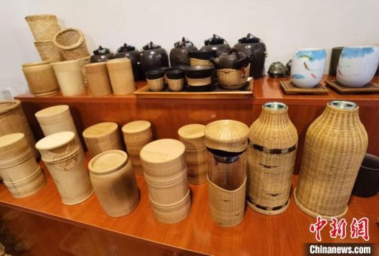 圖為展陳的一件件精致可愛的竹編農(nóng)具工藝品?！●T志軍 攝