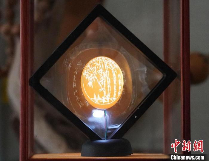 圖為吳義澤新包裝給蛋雕呈現(xiàn)立體感?！【琶赖ぴ?攝