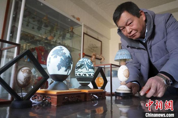 圖為吳義澤展示的最新創(chuàng)作的蛋雕作品。　九美丹增 攝